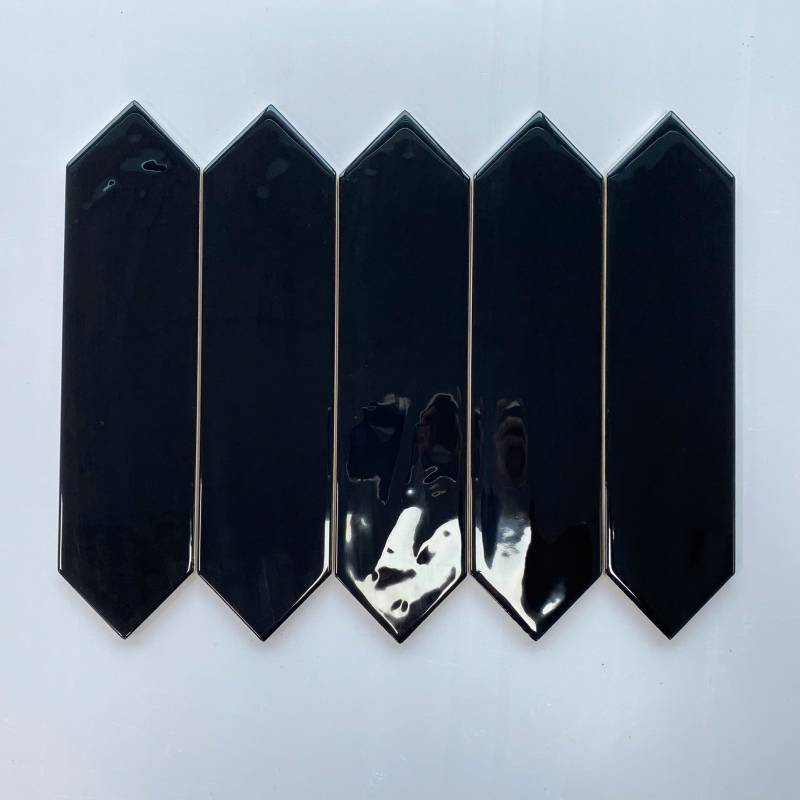 Gạch thẻ mũi tên màu đen bóng KT 75x300mm mã 990013