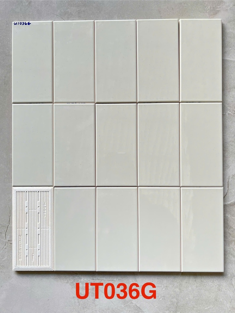 Gạch thẻ trang trí xám nhạt bóng phẳng 75x150mm UTO36G