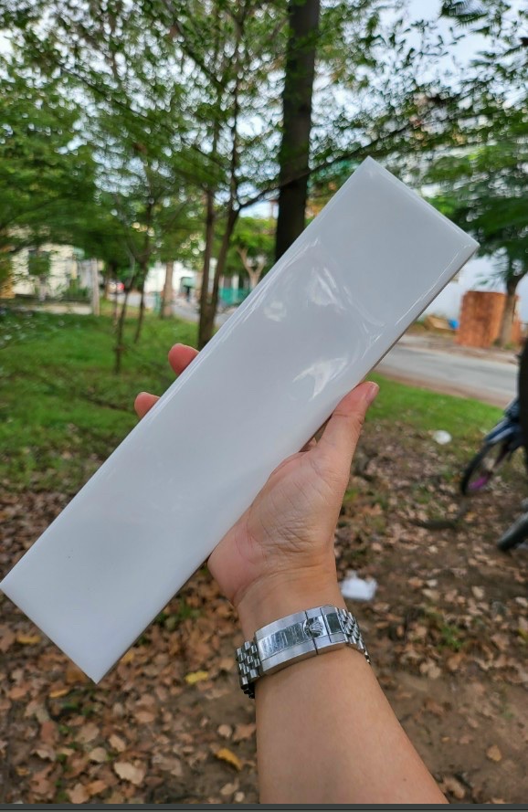 Gạch thẻ 75x300mm trắng bóng lượn mã 0010-2